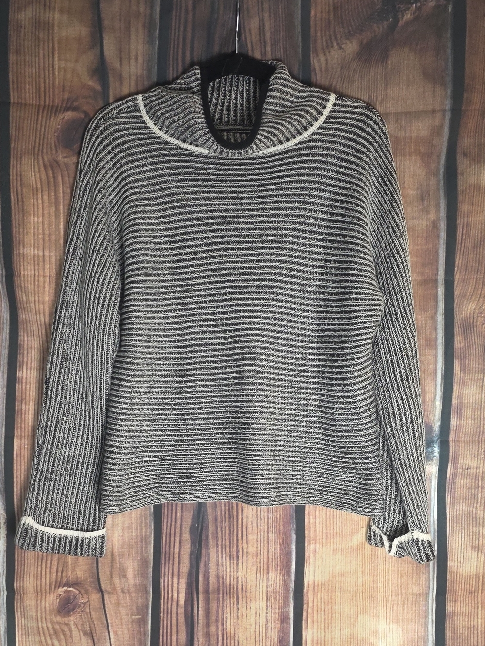 Romeo & Juliet Medium Couture Black & White Turtleneck Ribbed Sweater